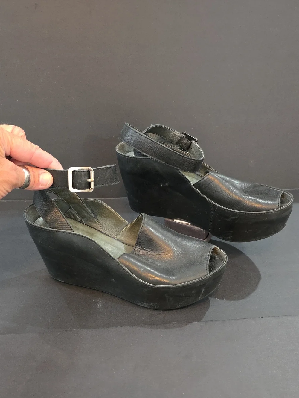 Chocolat Blu Whisper Black Leather Platform Wedge Sandals Size 8